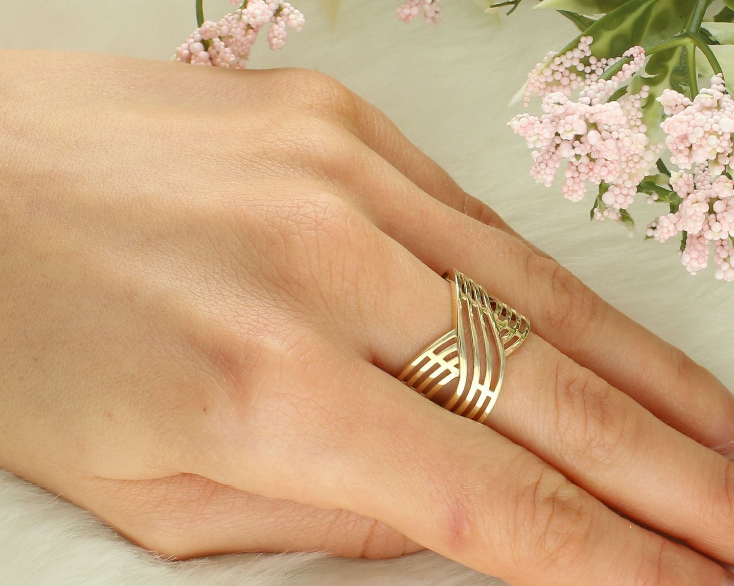 Pierścionek złoty próba 375, PI 7133 375 Pierścionek z zachowaniem dbałości o każdy szczegół i detal. Dodatek łączy w sobie symbolikę kruszcu i koloru, z jednej strony może więc być kojarzony z  1.jpg